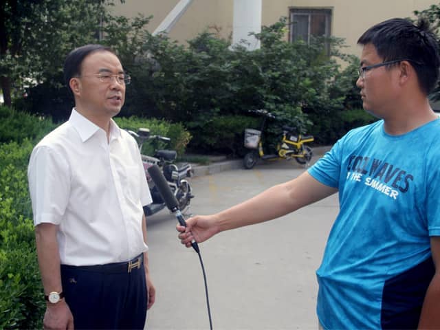 山東天意機(jī)械董事長劉洪彬作為基層共產(chǎn)黨員，今天接受了當(dāng)?shù)赜浾叩牟稍L