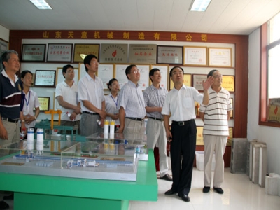 2012.7.28日山東天意兩項(xiàng)科技成果鑒定順利通過(guò)，北京領(lǐng)導(dǎo)專家，到我公司參觀指導(dǎo)