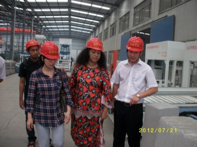 2012.7.21日坦桑尼亞總統(tǒng)夫人來(lái)我公司參觀指導(dǎo)、洽談合作