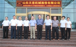 清華大學(xué)建筑設(shè)計(jì)研究院副院長、研究員侯建群蒞臨